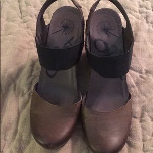 Like New OTBT Rexburg Olive Wedges (Size: 8 1/2)